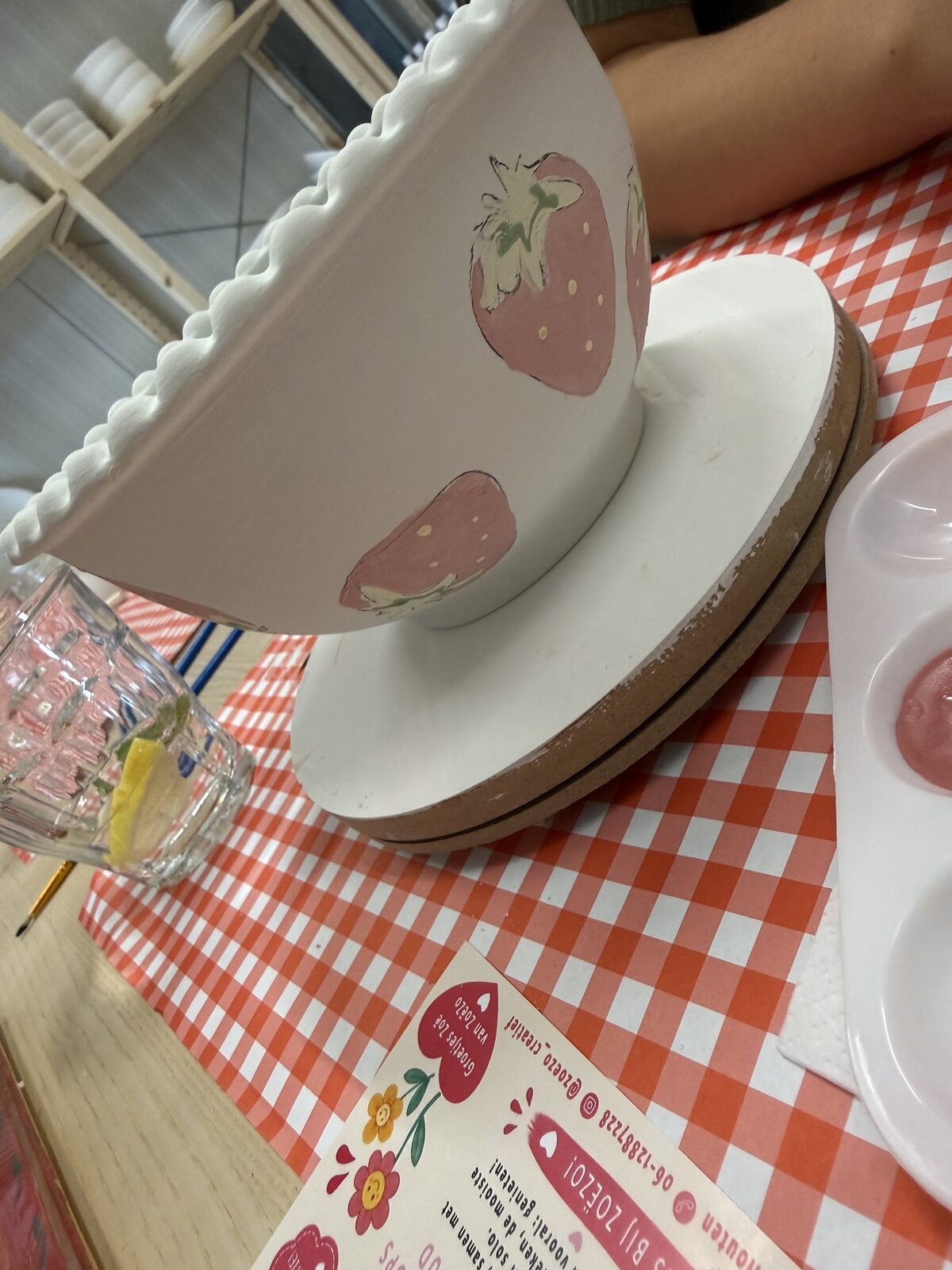 Keramieken bord met zelfgeschilderde aardbeien