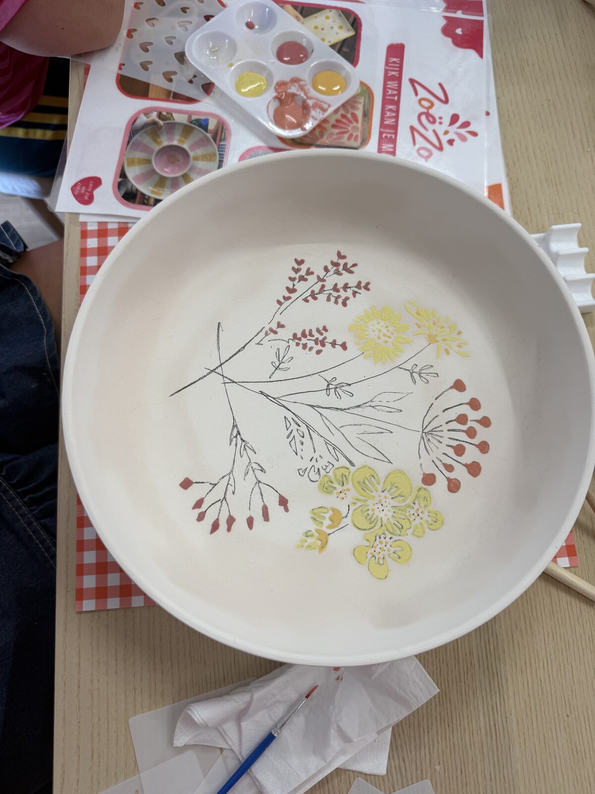 Zelf beschilderd keramieken bord met fijne bloemen en takjes