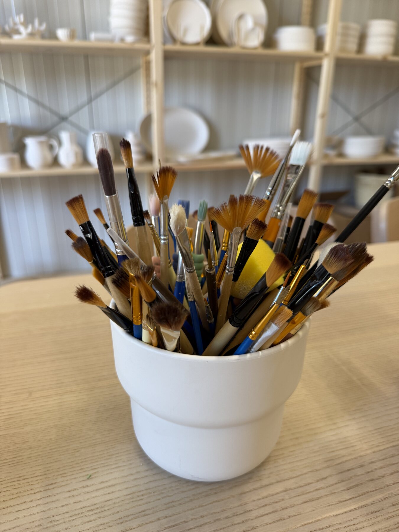 Pot vol verschillende kwasten klaar voor een workshop keramiek schilderen bij ZoëZo Creatief