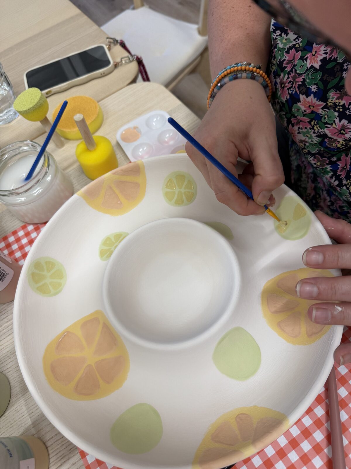 Vrouw beschildert een keramieken schaal met citroenen tijdens een workshop keramiek schilderen bij ZoëZo Creatief in Odijk