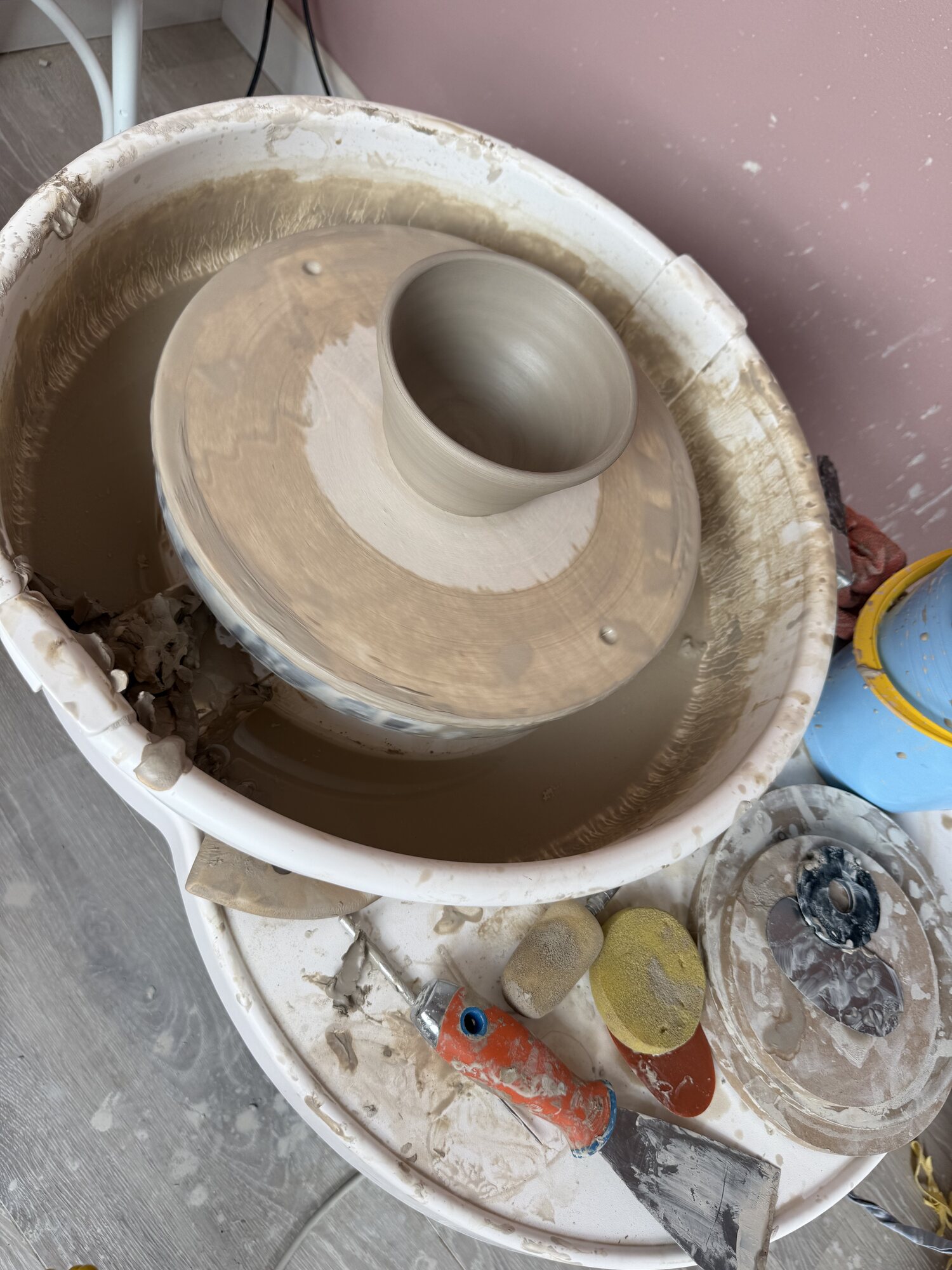 Zelfgedraaide keramieken kom op de draaischijf tijdens een workshop pottenbakken bij ZoëZo Creatief