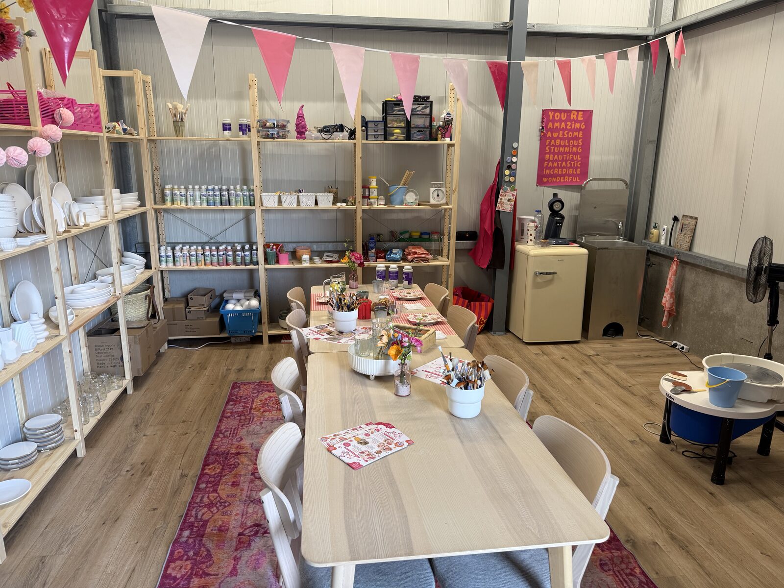 Zicht op de werktafels en materiaalkasten in het creatieve atelier in Odijk