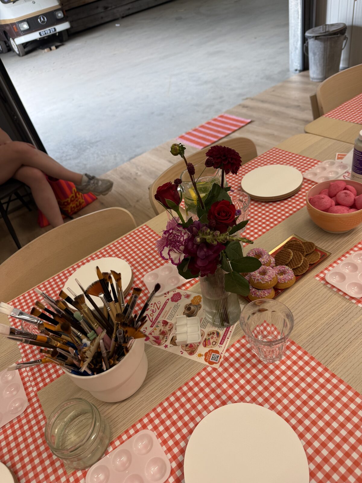 Kwasten, verf en keramiek klaargezet voor een creatieve workshop van ZoëZo Creatief