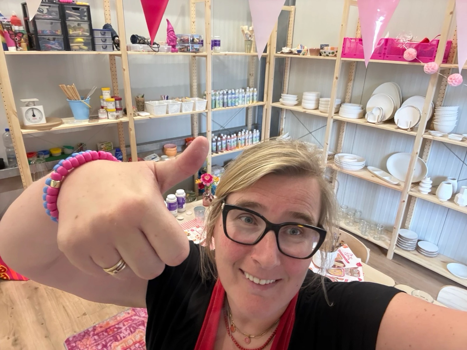 Zoë, oprichter van ZoëZo Creatief, in haar atelier in Odijk